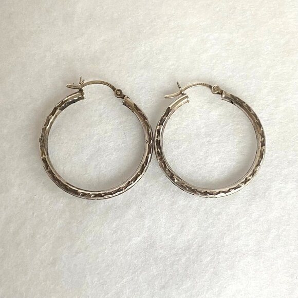 Sterling Silver 925 HAN 1.22" Round Diamond Cut Etched Pattern Hoop Earrings - Picture 7 of 15